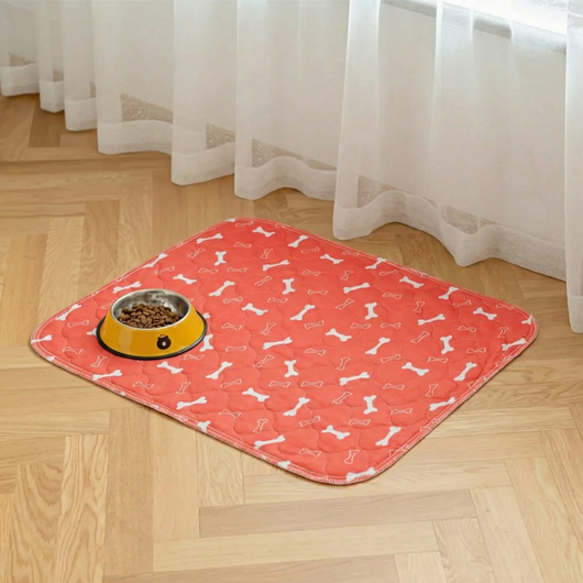 Wuffaro Pipi-Matte koralle mit weißem Knochenprint, Futternapf auf Holzboden